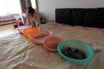 泉州楼上漏水，住户失联，小区没物管，业主维权难！律师来支招……